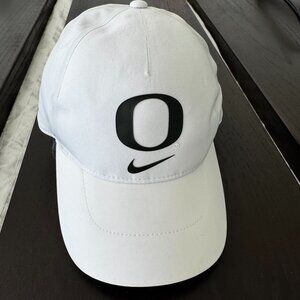 Womans Nike UofO University of Oregon White Legacy 91 Dri-fit golf cap hat